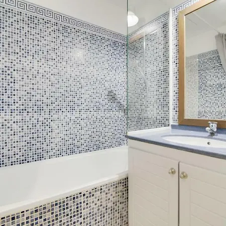 Hostnfly - Apt 4 People - Seaside - Pool + Balcony